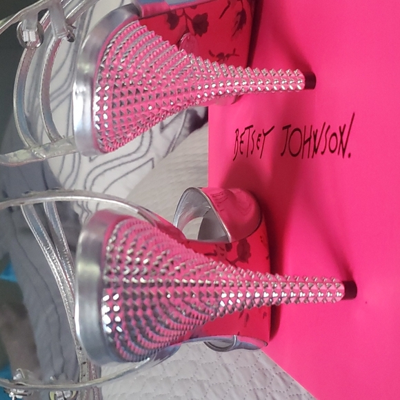 🎀Betsey Johnson Pollyyy Silver Metal Peep toe heels 👠 ♥️ - Picture 4 of 9